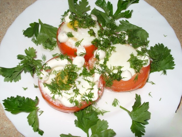 Tomatoes baked with eggs