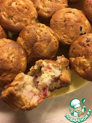 Карамельные кексы с яблоком и брусникой