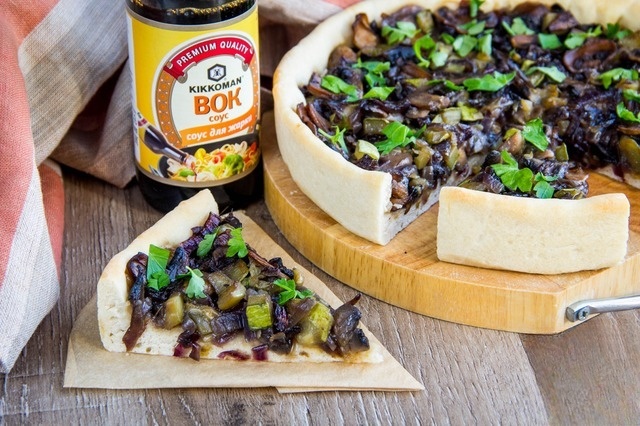 Постный пирог с грибами и кабачком