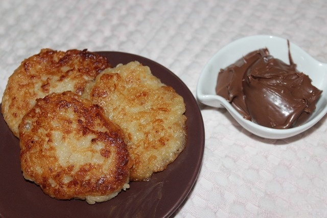 Oat pancakes with Apple and ginger