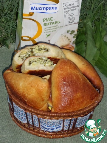 Pirozhki with rice, egg and sorrel
