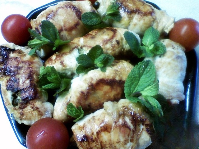 Куриные рулетики с травами и черносливом