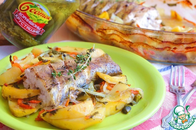 Судак, запеченный с овощами и картофелем