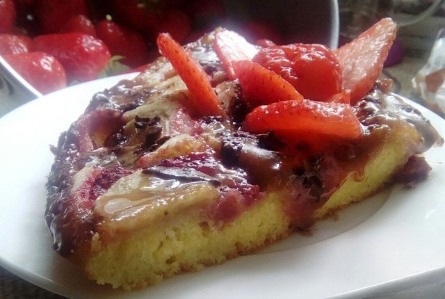 Клубнично-банановый тарт с конфетами