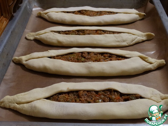 Boat of dough with minced meat and vegetables 