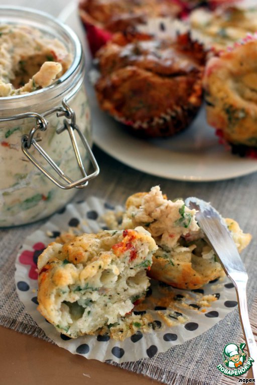 Muffins with mozzarella and tomatoes