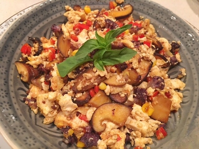 Скрамблд тофу с овощами