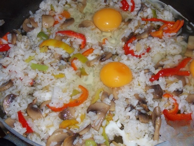 Рис с яйцами, грибами и овощами