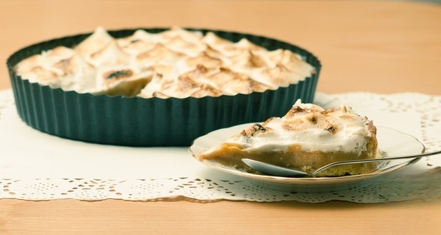 Клубнично-цитрусовый тарт с нутовой меренгой