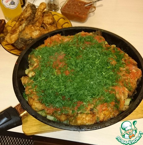 Жареный картофель с рыбой под томатом