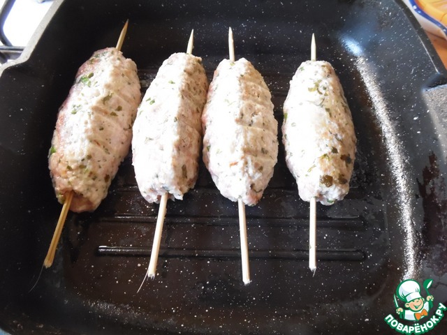 Kebabs with shrimp, bacon and sorrel