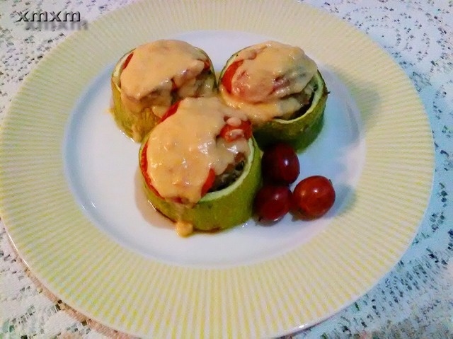 Stuffed zucchini with creamy peach sauce