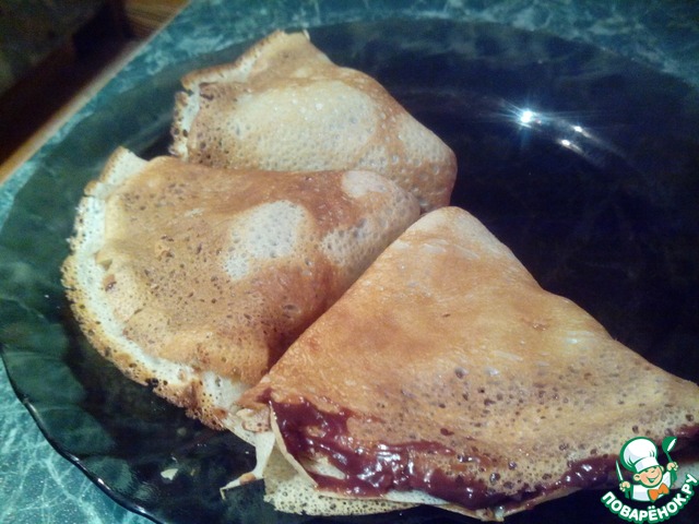 Блинчики с шоколадной пастой и орехами