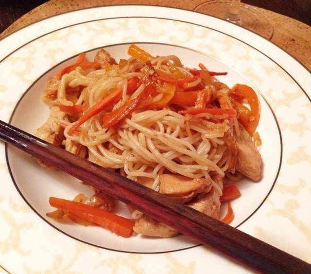 Рисовая лапша с мясом и овощами