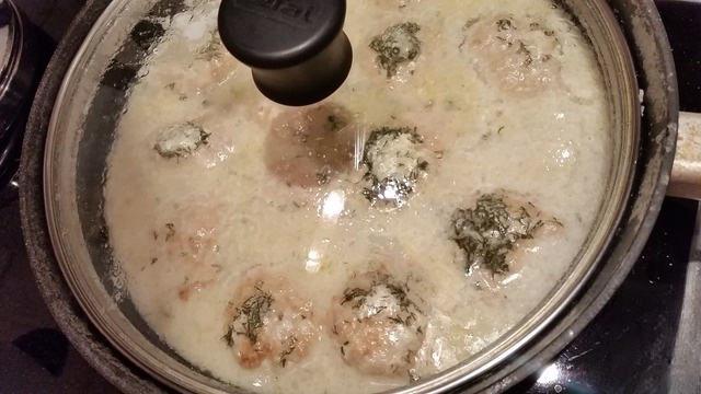 Куриные тефтели в сметанном соусе