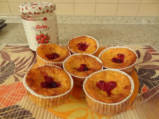 Творожно-морковные маффинны с клюквенной прослойкой