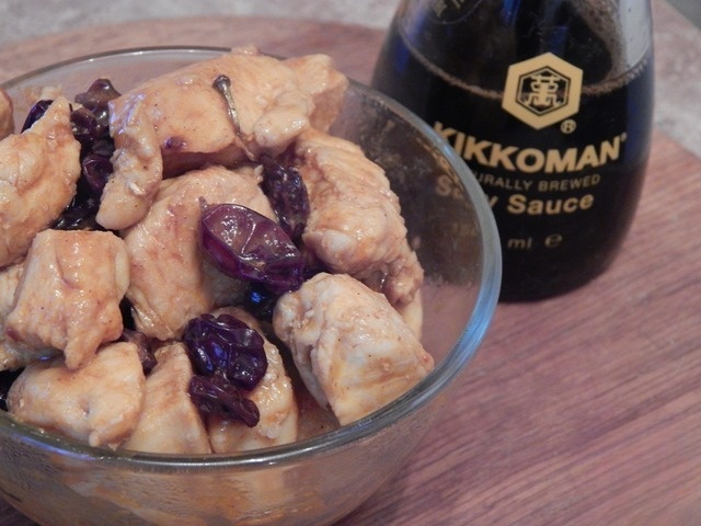 Куриное филе с корицей и изюмом