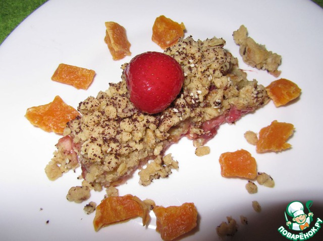 Oatmeal cake with apples and strawberries