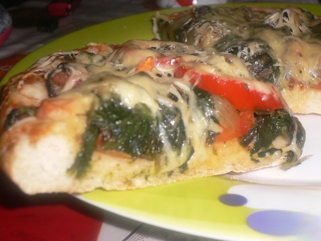 Pizza with spinach and mussels