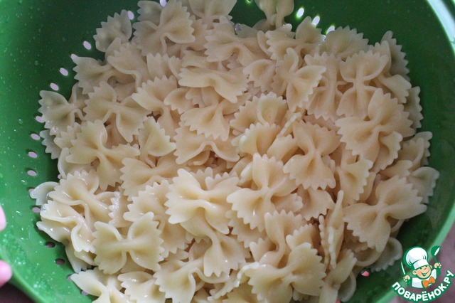 Farfalle with salmon