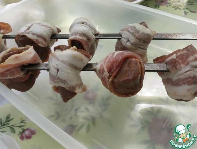 Skewers of veal liver wrapped in bacon