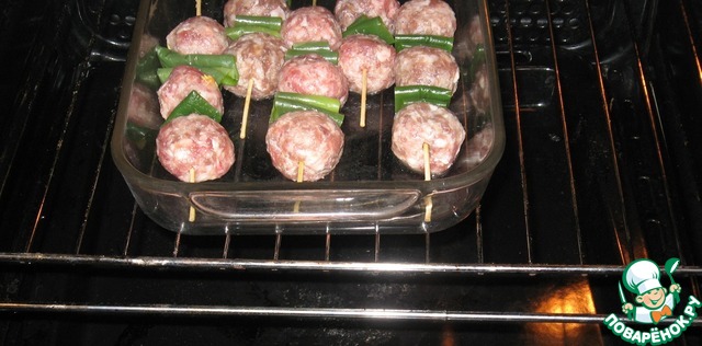 Skewers of meatballs with pepper