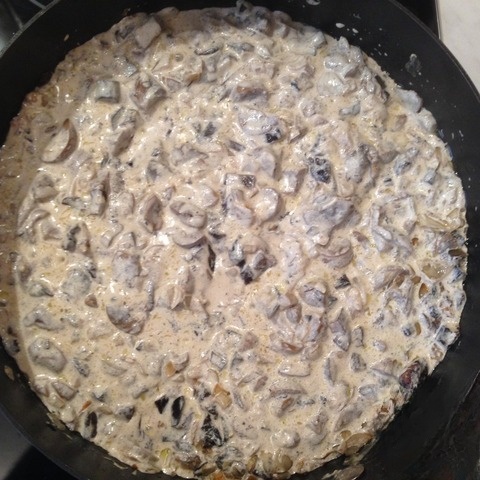 Veal kidneys with onion and mushrooms