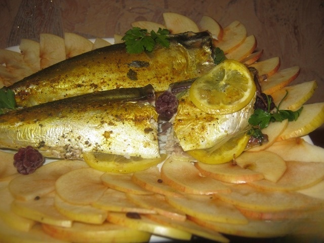 Скумбрія з яблуками