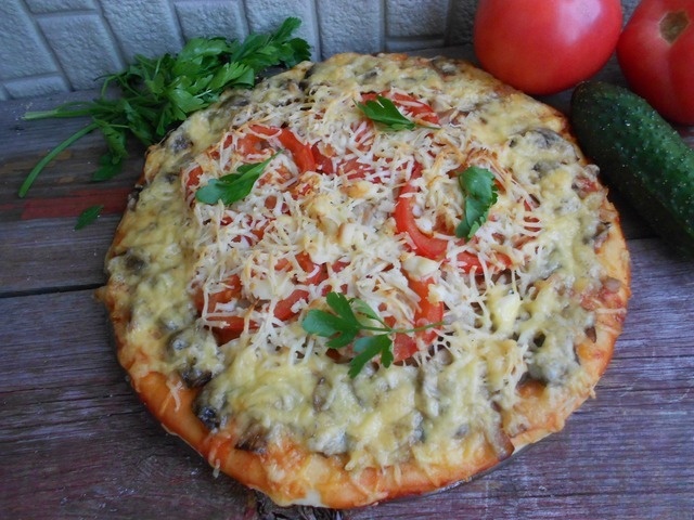 Pizza with chicken and mushrooms