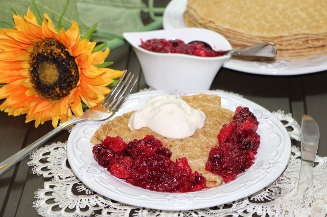 Pancakes with fragrant Apple-cranberry sauce