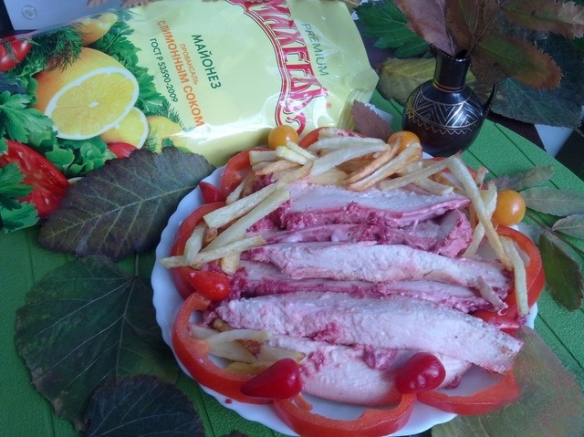 Куриная грудка, запеченная в майонезно-свекольном соусе