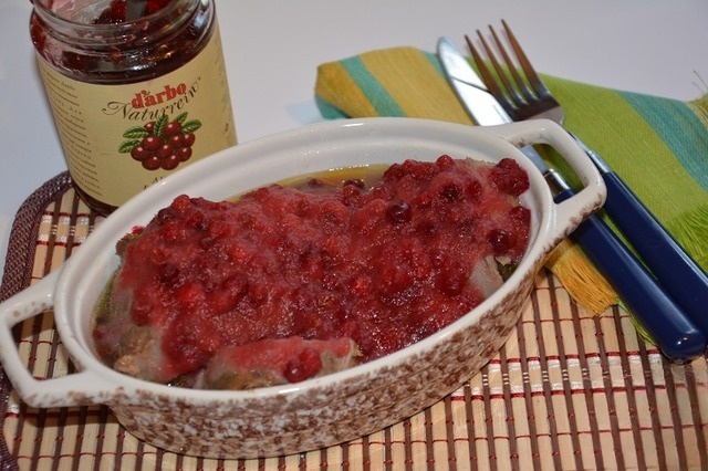 Beef tongue with Apple-cranberry sauce