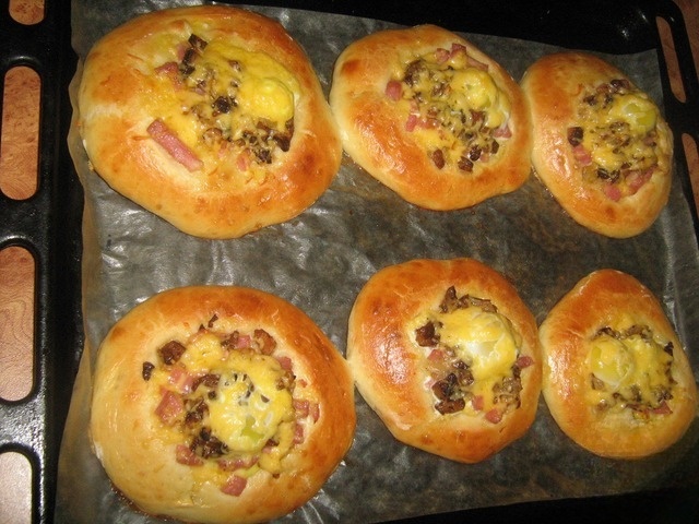 Мини-пиццы с перепелиными яйцами