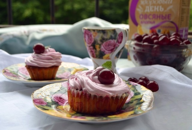Oat cupcakes with cherries