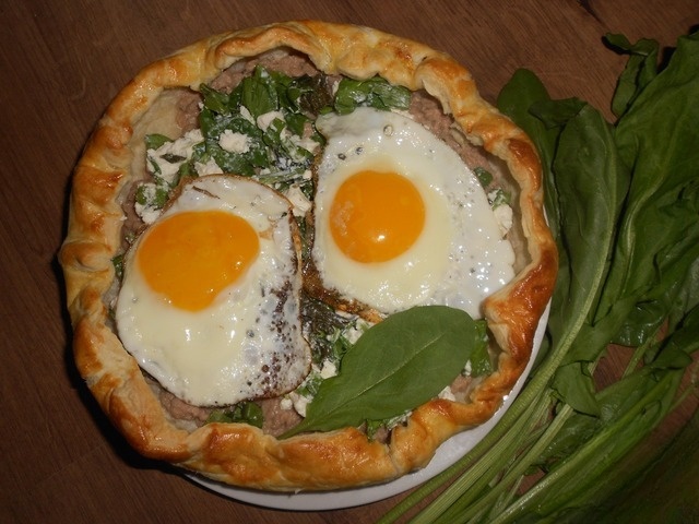 Тарталетка с теплым салатом