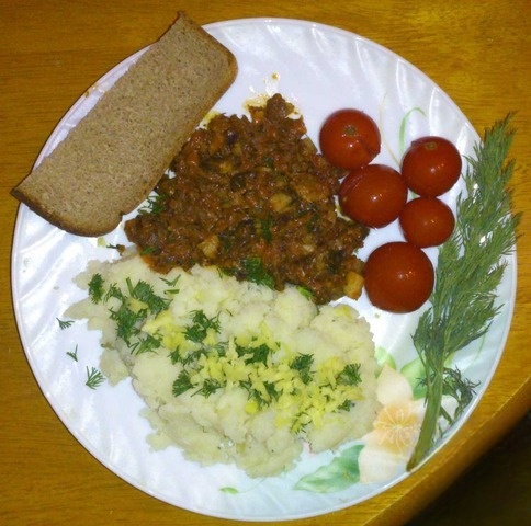 Mashed potatoes with stew