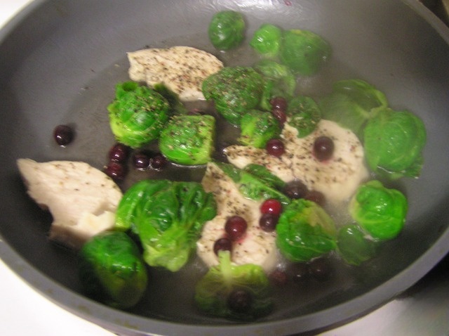 Куриная грудка, тушеная с брюссельской капустой и клюквой