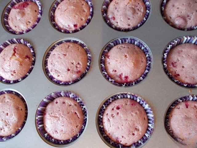 Raspberry cupcakes with cheese and key lime filling
