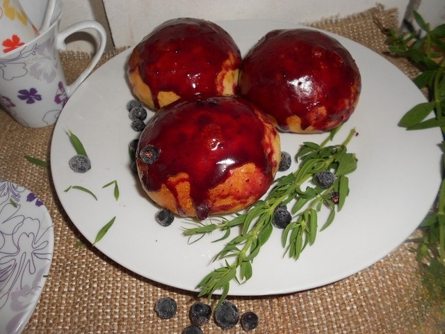 Булочки с черничной глазурью