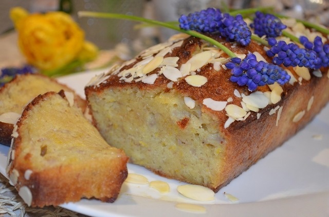 Citrus cake with bananas