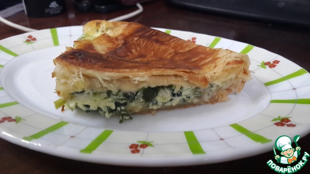 Puff pie with cheese and green onions