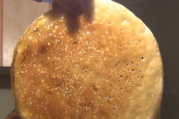 Sponge pancakes on yeast