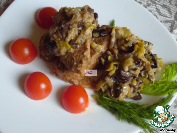 Pork medallions with a sauce of leeks and prunes