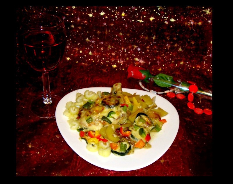 Куриное филе, запеченное с овощами