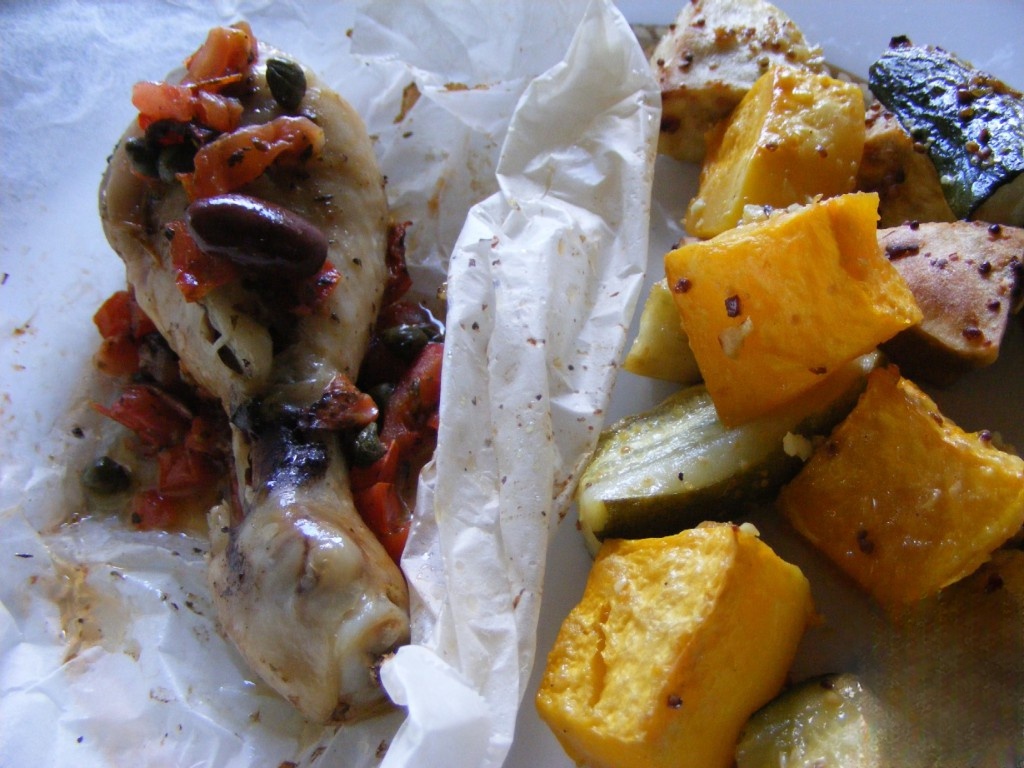 Курица запеченная с оливками, каперсами и помидорами