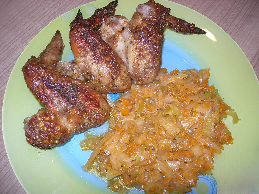 Chicken wings in a honey-peanut sauce