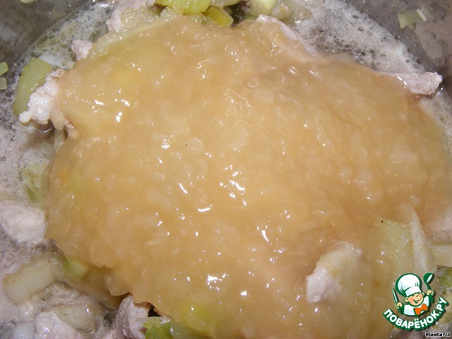 Свинина тушеная в яблочном соусе