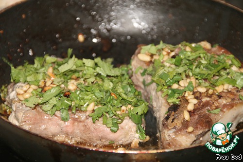 Свинина с кедровыми орешками