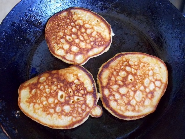 Yeast pancakes with persimmons
