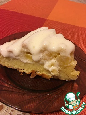 Pie with peaches under the cream